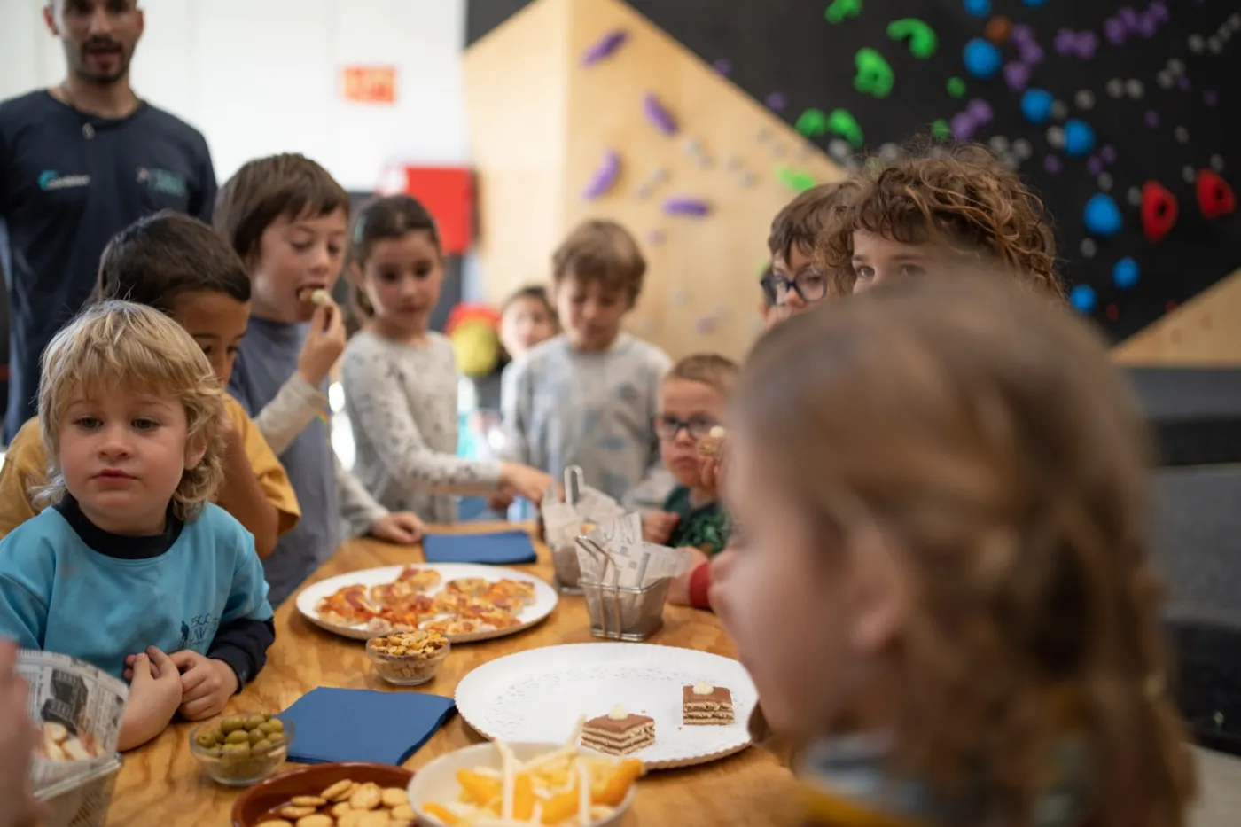 Niños merendando en la mesa después de la fiesta